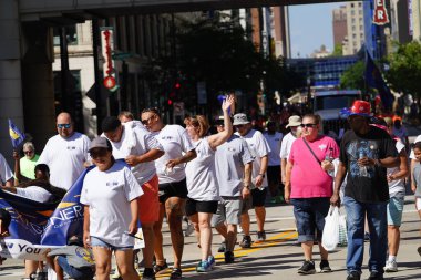 Milwaukee, Wisconsin ABD - 4 Eylül 2023: Wisconsin işçi sendikaları ve Teamstereler Milwaukee sokaklarında yürüdü ve İşçi Bayramı boyunca Yaz Festivali alanlarına yürüdü