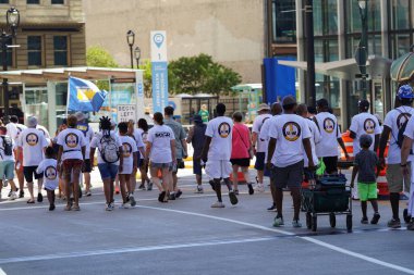 Milwaukee, Wisconsin ABD - 4 Eylül 2023: Wisconsin işçi sendikaları ve Teamstereler Milwaukee sokaklarında yürüdü ve İşçi Bayramı boyunca Yaz Festivali alanlarına yürüdü