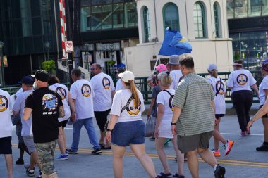 Milwaukee, Wisconsin ABD - 4 Eylül 2023: Wisconsin işçi sendikaları ve Teamstereler Milwaukee sokaklarında yürüdü ve İşçi Bayramı boyunca Yaz Festivali alanlarına yürüdü