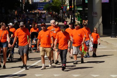 Milwaukee, Wisconsin ABD - 4 Eylül 2023: Wisconsin işçi sendikaları ve Teamstereler Milwaukee sokaklarında yürüdü ve İşçi Bayramı boyunca Yaz Festivali alanlarına yürüdü