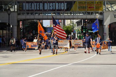 Milwaukee, Wisconsin ABD - 4 Eylül 2023: Wisconsin işçi sendikaları ve Teamstereler Milwaukee sokaklarında yürüdü ve İşçi Bayramı boyunca Yaz Festivali alanlarına yürüdü