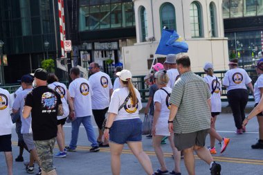 Milwaukee, Wisconsin ABD - 4 Eylül 2023: Wisconsin işçi sendikaları ve Teamstereler Milwaukee sokaklarında yürüdü ve İşçi Bayramı boyunca Yaz Festivali alanlarına yürüdü