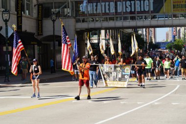 Milwaukee, Wisconsin ABD - 4 Eylül 2023: Wisconsin işçi sendikaları ve Teamstereler Milwaukee sokaklarında yürüdü ve İşçi Bayramı boyunca Yaz Festivali alanlarına yürüdü