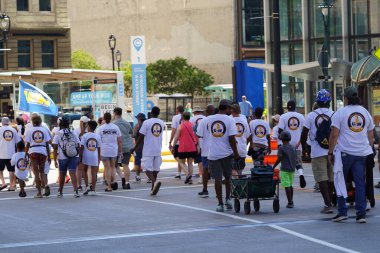 Milwaukee, Wisconsin ABD - 4 Eylül 2023: Wisconsin işçi sendikaları ve Teamstereler Milwaukee sokaklarında yürüdü ve İşçi Bayramı boyunca Yaz Festivali alanlarına yürüdü