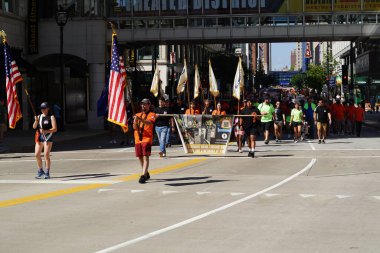 Milwaukee, Wisconsin ABD - 4 Eylül 2023: Wisconsin işçi sendikaları ve Teamstereler Milwaukee sokaklarında yürüdü ve İşçi Bayramı boyunca Yaz Festivali alanlarına yürüdü