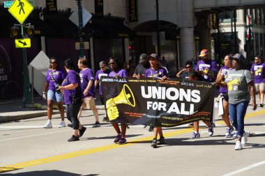 Milwaukee, Wisconsin ABD - 4 Eylül 2023: Wisconsin işçi sendikaları ve Teamstereler Milwaukee sokaklarında yürüdü ve İşçi Bayramı boyunca Yaz Festivali alanlarına yürüdü