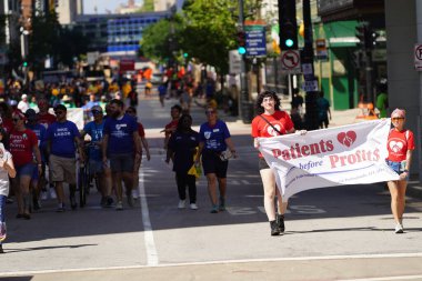 Milwaukee, Wisconsin ABD - 4 Eylül 2023: Wisconsin işçi sendikaları ve Teamstereler Milwaukee sokaklarında yürüdü ve İşçi Bayramı boyunca Yaz Festivali alanlarına yürüdü