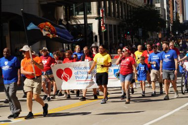 Milwaukee, Wisconsin ABD - 4 Eylül 2023: Wisconsin işçi sendikaları ve Teamstereler Milwaukee sokaklarında yürüdü ve İşçi Bayramı boyunca Yaz Festivali alanlarına yürüdü