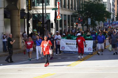 Milwaukee, Wisconsin ABD - 4 Eylül 2023: Wisconsin işçi sendikaları ve Teamstereler Milwaukee sokaklarında yürüdü ve İşçi Bayramı boyunca Yaz Festivali alanlarına yürüdü