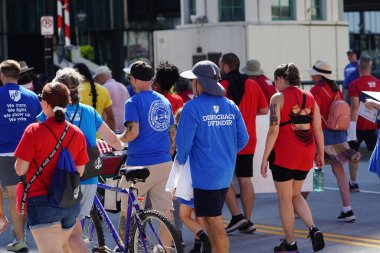 Milwaukee, Wisconsin ABD - 4 Eylül 2023: Wisconsin işçi sendikaları ve Teamstereler Milwaukee sokaklarında yürüdü ve İşçi Bayramı boyunca Yaz Festivali alanlarına yürüdü