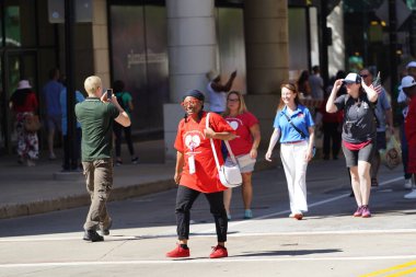 Milwaukee, Wisconsin ABD - 4 Eylül 2023: Wisconsin işçi sendikaları ve Teamstereler Milwaukee sokaklarında yürüdü ve İşçi Bayramı boyunca Yaz Festivali alanlarına yürüdü