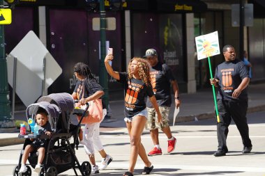Milwaukee, Wisconsin ABD - 4 Eylül 2023: Wisconsin işçi sendikaları ve Teamstereler Milwaukee sokaklarında yürüdü ve İşçi Bayramı boyunca Yaz Festivali alanlarına yürüdü