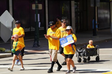 Milwaukee, Wisconsin ABD - 4 Eylül 2023: Wisconsin işçi sendikaları ve Teamstereler Milwaukee sokaklarında yürüdü ve İşçi Bayramı boyunca Yaz Festivali alanlarına yürüdü