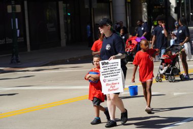 Milwaukee, Wisconsin ABD - 4 Eylül 2023: Wisconsin işçi sendikaları ve Teamstereler Milwaukee sokaklarında yürüdü ve İşçi Bayramı boyunca Yaz Festivali alanlarına yürüdü