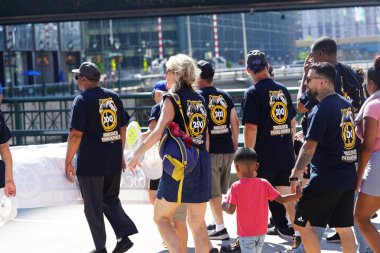 Milwaukee, Wisconsin ABD - 4 Eylül 2023: Wisconsin işçi sendikaları ve Teamstereler Milwaukee sokaklarında yürüdü ve İşçi Bayramı boyunca Yaz Festivali alanlarına yürüdü