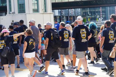 Milwaukee, Wisconsin ABD - 4 Eylül 2023: Wisconsin işçi sendikaları ve Teamstereler Milwaukee sokaklarında yürüdü ve İşçi Bayramı boyunca Yaz Festivali alanlarına yürüdü