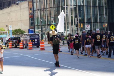 Milwaukee, Wisconsin ABD - 4 Eylül 2023: Wisconsin işçi sendikaları ve Teamstereler Milwaukee sokaklarında yürüdü ve İşçi Bayramı boyunca Yaz Festivali alanlarına yürüdü