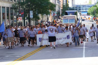 Milwaukee, Wisconsin ABD - 4 Eylül 2023: Wisconsin işçi sendikaları ve Teamstereler Milwaukee sokaklarında yürüdü ve İşçi Bayramı boyunca Yaz Festivali alanlarına yürüdü