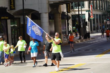 Milwaukee, Wisconsin ABD - 4 Eylül 2023: Wisconsin işçi sendikaları ve Teamstereler Milwaukee sokaklarında yürüdü ve İşçi Bayramı boyunca Yaz Festivali alanlarına yürüdü