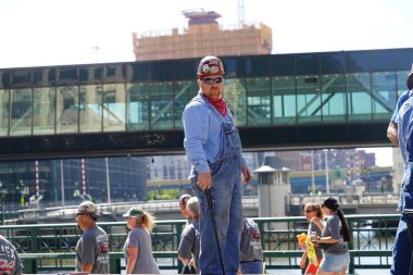 Milwaukee, Wisconsin ABD - 4 Eylül 2023: Wisconsin işçi sendikaları ve Teamstereler Milwaukee sokaklarında yürüdü ve İşçi Bayramı boyunca Yaz Festivali alanlarına yürüdü