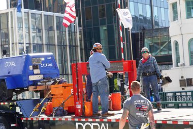 Milwaukee, Wisconsin ABD - 4 Eylül 2023: Wisconsin işçi sendikaları ve Teamstereler Milwaukee sokaklarında yürüdü ve İşçi Bayramı boyunca Yaz Festivali alanlarına yürüdü