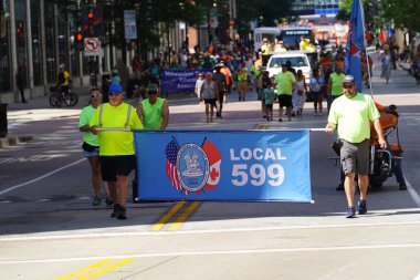 Milwaukee, Wisconsin ABD - 4 Eylül 2023: Wisconsin işçi sendikaları ve Teamstereler Milwaukee sokaklarında yürüdü ve İşçi Bayramı boyunca Yaz Festivali alanlarına yürüdü