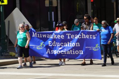 Milwaukee, Wisconsin ABD - 4 Eylül 2023: Wisconsin işçi sendikaları ve Teamstereler Milwaukee sokaklarında yürüdü ve İşçi Bayramı boyunca Yaz Festivali alanlarına yürüdü