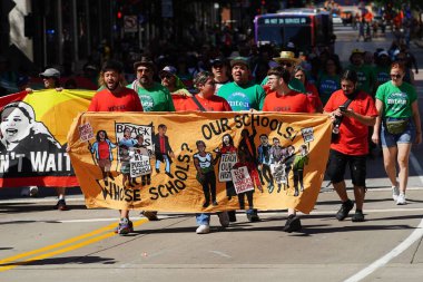 Milwaukee, Wisconsin ABD - 4 Eylül 2023: Wisconsin işçi sendikaları ve Teamstereler Milwaukee sokaklarında yürüdü ve İşçi Bayramı boyunca Yaz Festivali alanlarına yürüdü