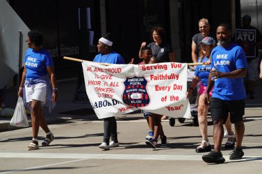 Milwaukee, Wisconsin ABD - 4 Eylül 2023: Wisconsin işçi sendikaları ve Teamstereler Milwaukee sokaklarında yürüdü ve İşçi Bayramı boyunca Yaz Festivali alanlarına yürüdü