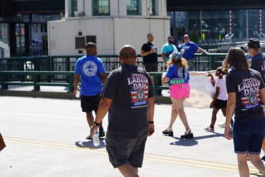 Milwaukee, Wisconsin ABD - 4 Eylül 2023: Wisconsin işçi sendikaları ve Teamstereler Milwaukee sokaklarında yürüdü ve İşçi Bayramı boyunca Yaz Festivali alanlarına yürüdü