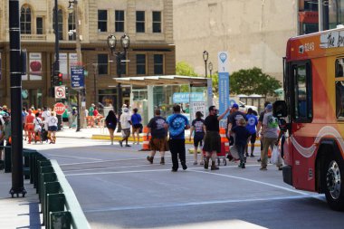 Milwaukee, Wisconsin ABD - 4 Eylül 2023: Wisconsin işçi sendikaları ve Teamstereler Milwaukee sokaklarında yürüdü ve İşçi Bayramı boyunca Yaz Festivali alanlarına yürüdü