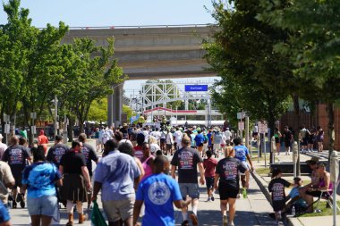 Milwaukee, Wisconsin ABD - 4 Eylül 2023: Wisconsin işçi sendikaları ve Teamstereler Milwaukee sokaklarında yürüdü ve İşçi Bayramı boyunca Yaz Festivali alanlarına yürüdü