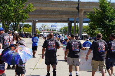 Milwaukee, Wisconsin ABD - 4 Eylül 2023: Wisconsin işçi sendikaları ve Teamstereler Milwaukee sokaklarında yürüdü ve İşçi Bayramı boyunca Yaz Festivali alanlarına yürüdü