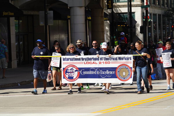 Милуоки, штат Висконсин, США - 4 сентября 2023 года: Рабочие профсоюзы и водители Висконсина маршировали по улицам Милуоки и маршировали на территорию Саммерфеста во время празднования Дня труда