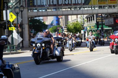 Milwaukee, Wisconsin ABD - 4 Eylül 2023: Wisconsin işçi sendikaları ve Teamstereler Milwaukee sokaklarında yürüdü ve İşçi Bayramı boyunca Yaz Festivali alanlarına yürüdü