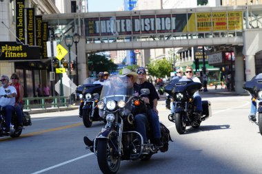 Milwaukee, Wisconsin ABD - 4 Eylül 2023: Wisconsin işçi sendikaları ve Teamstereler Milwaukee sokaklarında yürüdü ve İşçi Bayramı boyunca Yaz Festivali alanlarına yürüdü