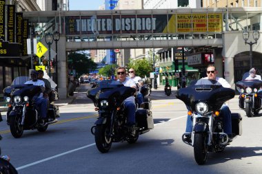 Milwaukee, Wisconsin ABD - 4 Eylül 2023: Wisconsin işçi sendikaları ve Teamstereler Milwaukee sokaklarında yürüdü ve İşçi Bayramı boyunca Yaz Festivali alanlarına yürüdü