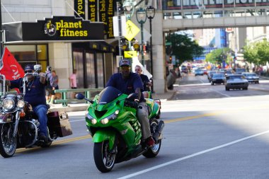 Milwaukee, Wisconsin ABD - 4 Eylül 2023: Wisconsin işçi sendikaları ve Teamstereler Milwaukee sokaklarında yürüdü ve İşçi Bayramı boyunca Yaz Festivali alanlarına yürüdü