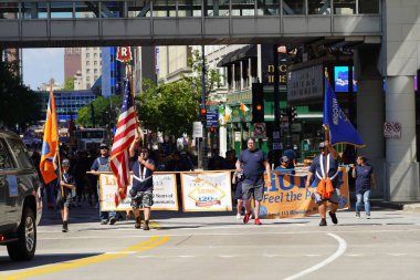 Milwaukee, Wisconsin ABD - 4 Eylül 2023: Wisconsin işçi sendikaları ve Teamstereler Milwaukee sokaklarında yürüdü ve İşçi Bayramı boyunca Yaz Festivali alanlarına yürüdü