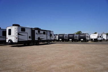 Yeni Lizbon, Wisconsin ABD - 1 Ağustos 2023: Birçok karavan kampçısı satmak için bir araya geldi.