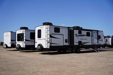 Yeni Lizbon, Wisconsin ABD - 1 Ağustos 2023: Birçok karavan kampçısı satmak için bir araya geldi.