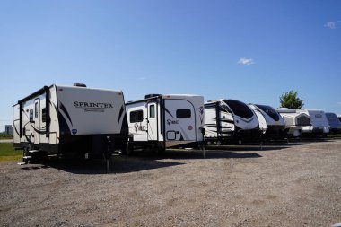 Yeni Lizbon, Wisconsin ABD - 1 Ağustos 2023: Birçok karavan kampçısı satmak için bir araya geldi.
