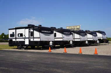 Yeni Lizbon, Wisconsin ABD - 1 Ağustos 2023: Birçok karavan kampçısı satmak için bir araya geldi.
