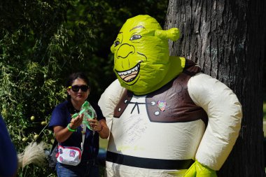 Milwaukee, Wisconsin ABD - 2 Eylül 2023: Shrek Film hayranları Şrek karakter kostümleri giydiler ve Shrekfest 2023 'te birbirleriyle etkileşime girdiler.