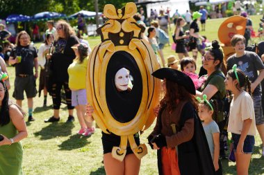 Milwaukee, Wisconsin ABD - 2 Eylül 2023: Shrek Film hayranları Şrek karakter kostümleri giyip Shrekfest 2023 'te dans ederek dans ettiler.