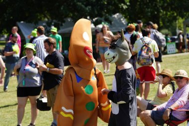 Milwaukee, Wisconsin ABD - 2 Eylül 2023: Shrek Film hayranları Şrek karakter kostümleri giyip Shrekfest 2023 'te dans ederek dans ettiler.