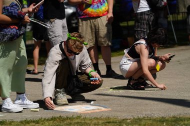 Milwaukee, Wisconsin ABD - 2 Eylül 2023: Shrek Film hayranları Şrek karakter kostümleri giydiler ve Shrekfest 2023 'te birbirleriyle etkileşime girdiler.