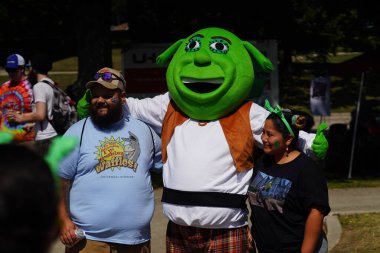 Milwaukee, Wisconsin ABD - 2 Eylül 2023: Shrek Film hayranları Şrek karakter kostümleri giydiler ve Shrekfest 2023 'te birbirleriyle etkileşime girdiler.