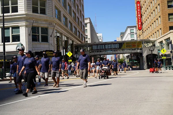 Milwaukee, Wisconsin ABD - 4 Eylül 2023: Wisconsin işçi sendikaları ve Teamstereler Milwaukee sokaklarında yürüdü ve İşçi Bayramı boyunca Yaz Festivali alanlarına yürüdü