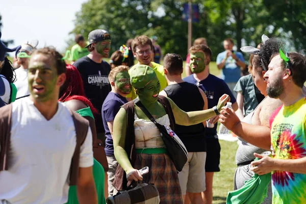 Milwaukee, Wisconsin ABD - 2 Eylül 2023: Shrek Film hayranları Şrek karakter kostümleri giyip Shrekfest 2023 'te dans ederek dans ettiler.